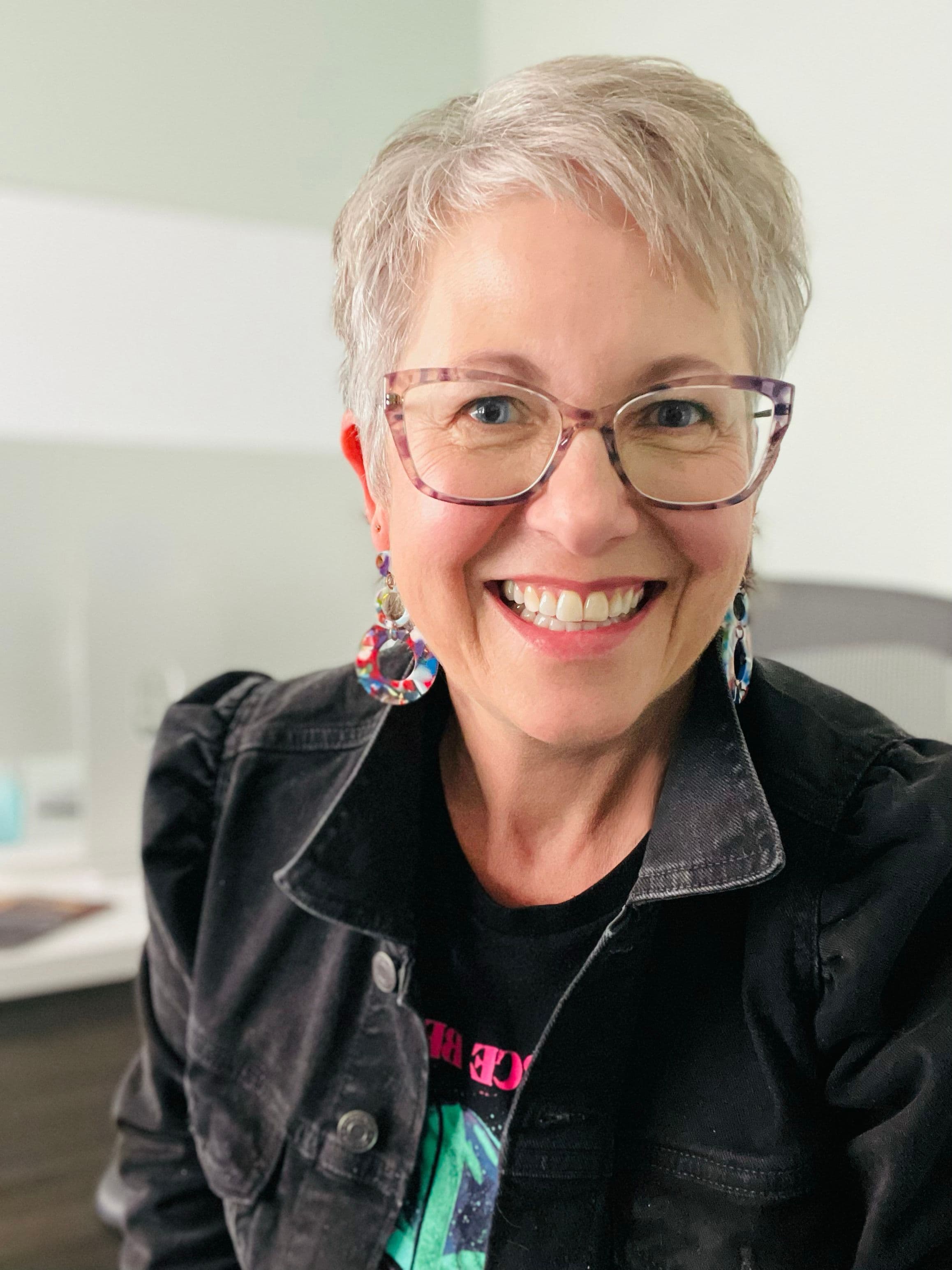 Headshot of Lynne Rennie